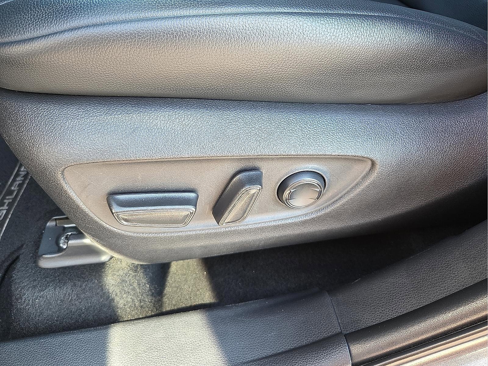 Used 2023 Toyota Highlander L image 15