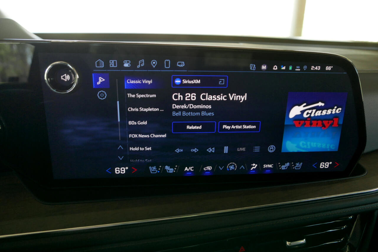 Used 2025 Chevrolet Suburban High Country image 14