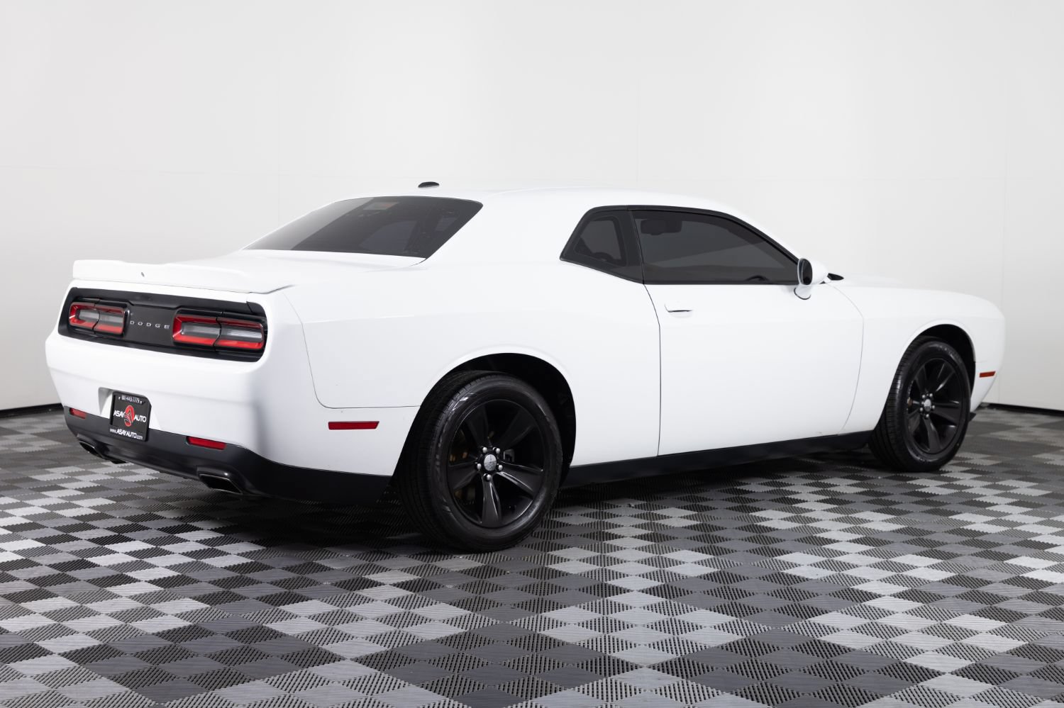 Used 2018 Dodge Challenger SXT RWD image 8