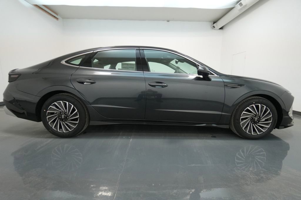 New 2025 Hyundai Sonata Limited FWD image 10