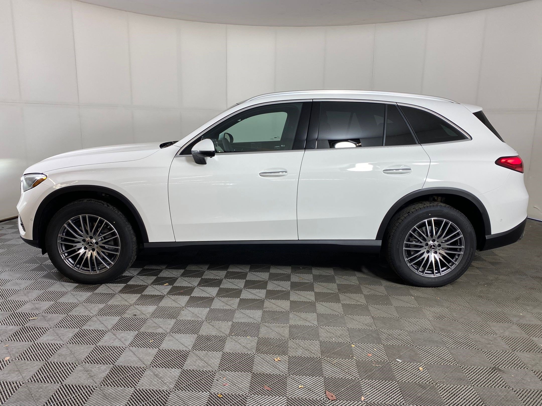 Used 2026 Mercedes-Benz GLC 300 4MATIC image 2