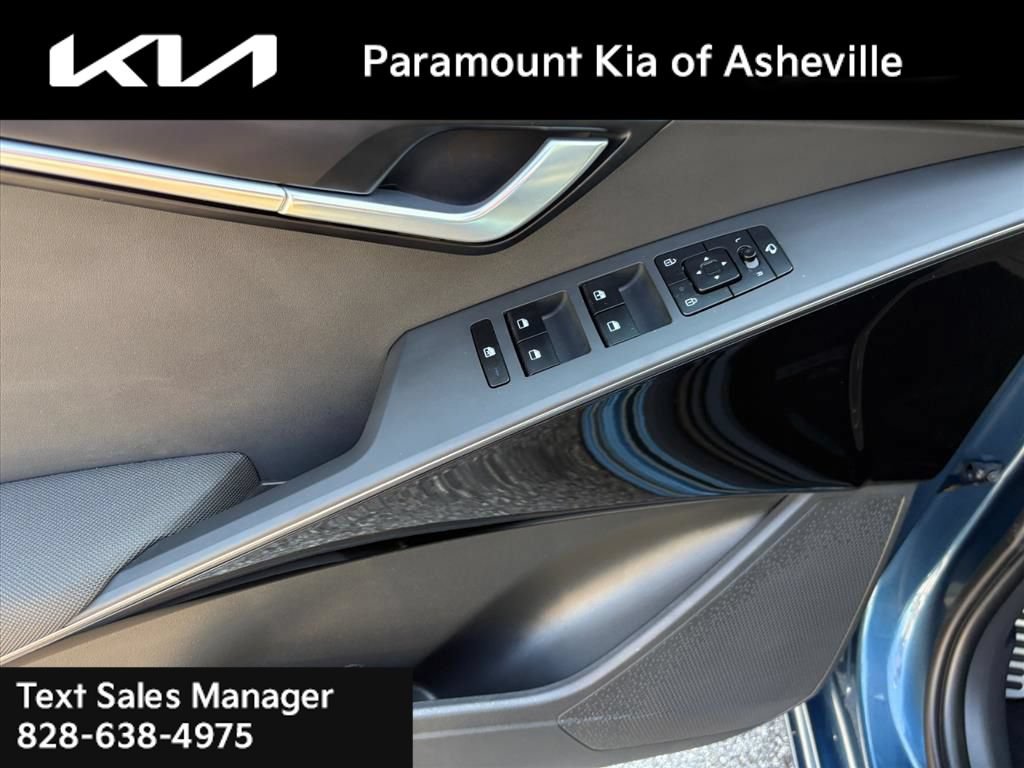 Certified 2025 Kia Niro EX Touring FWD image 26