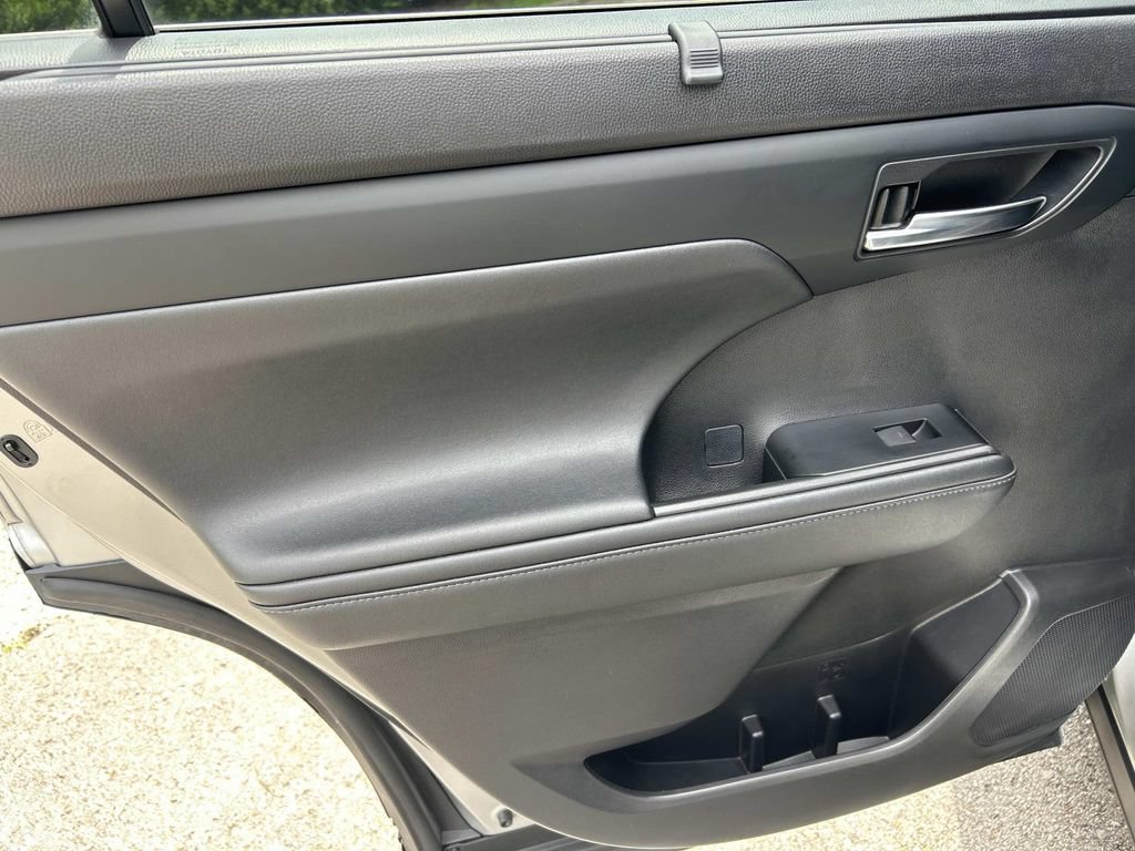 Used 2021 Toyota Highlander XLE FWD image 23