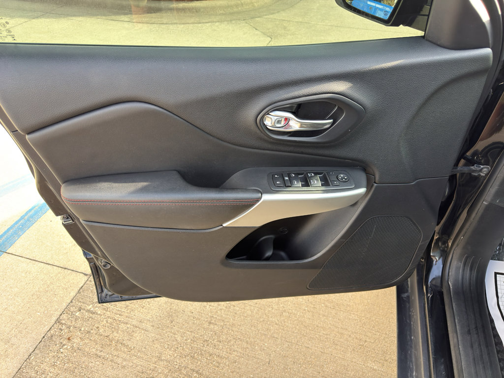 Used 2018 Jeep Cherokee Trailhawk w/ Comfort/Convenience Group image 12