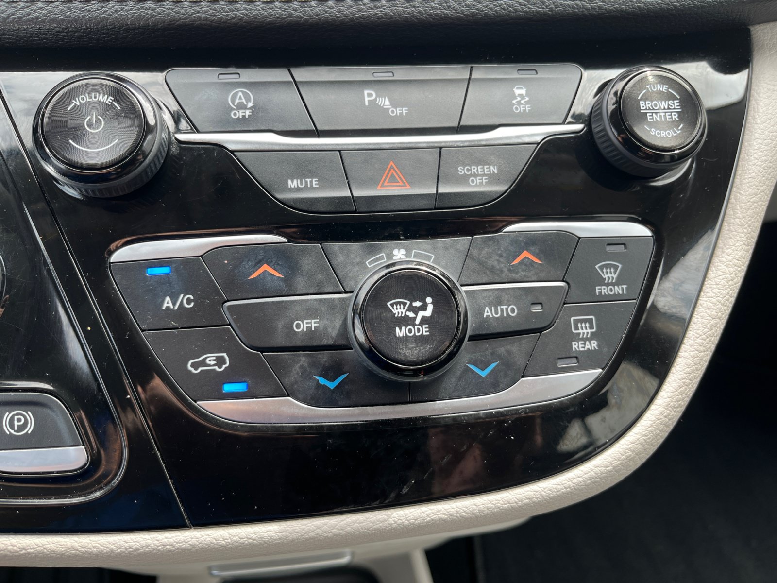Certified 2018 Chrysler Pacifica Limited FWD image 25