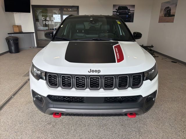 Used 2025 Jeep Compass Trailhawk AWD/4WD image 2