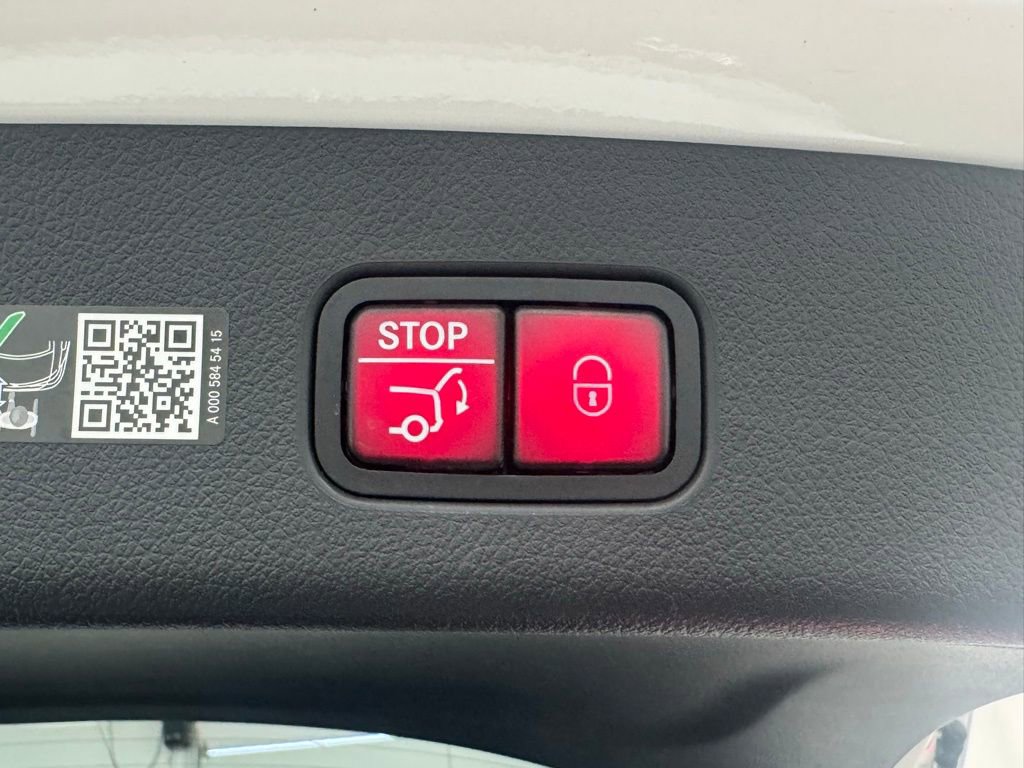 Used 2025 Mercedes-Benz GLC 300 4MATIC image 11