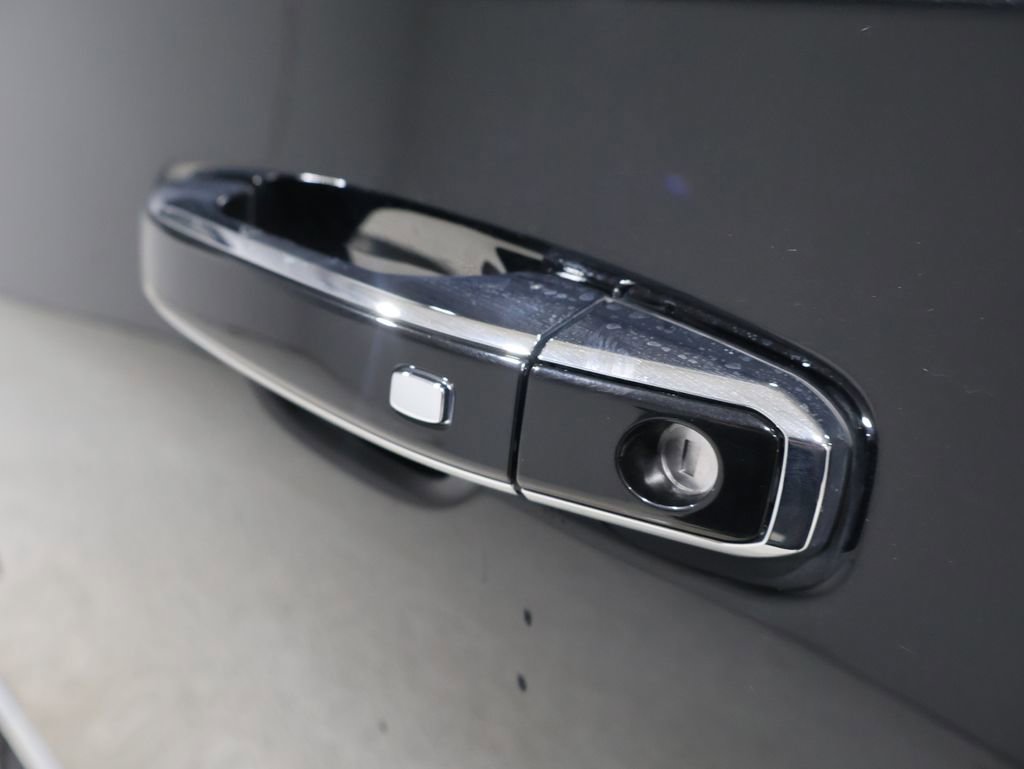 Used 2022 GMC Yukon XL Denali image 9