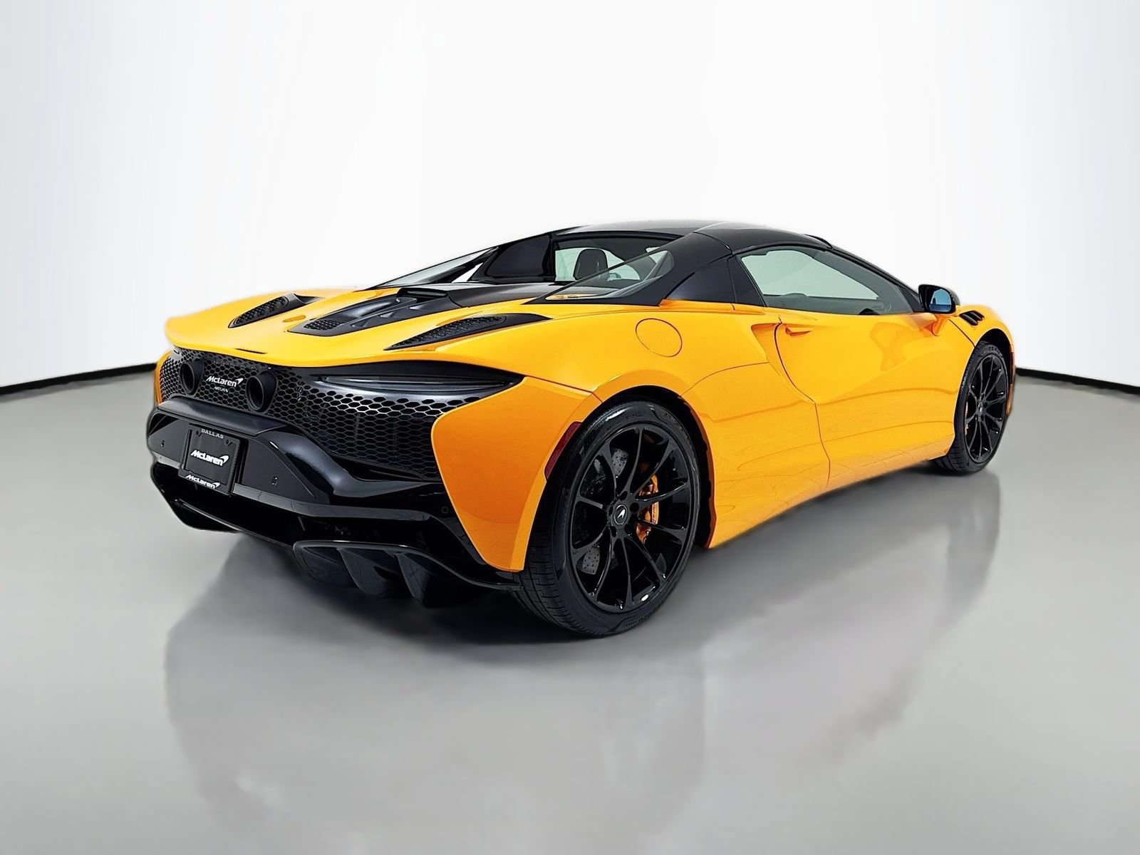 Used 2025 McLaren Artura Spider RWD image 7