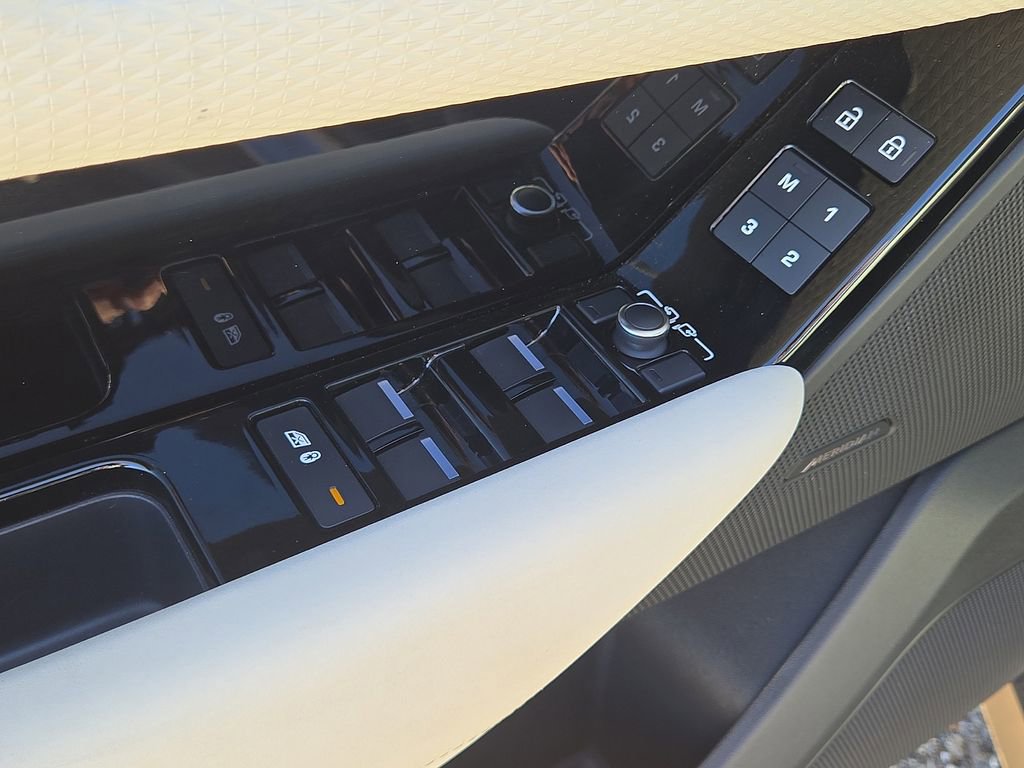 Used 2023 Land Rover Range Rover Velar R-Dynamic S image 22