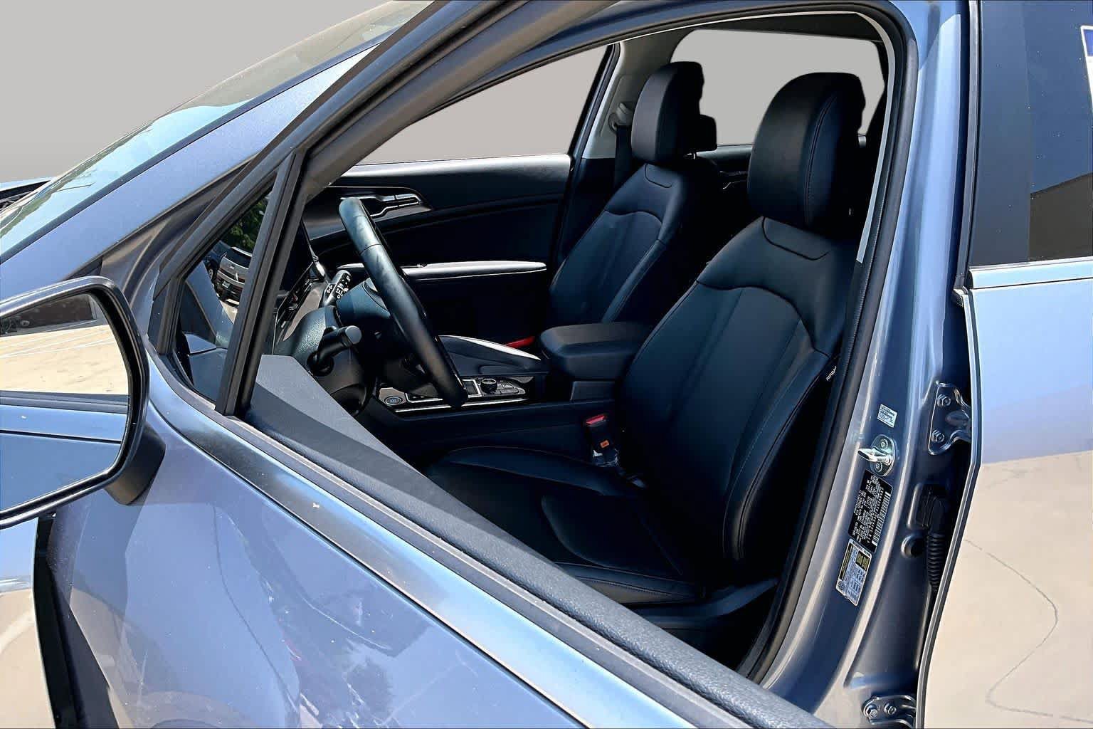 Used 2025 Kia Sportage EX FWD image 8