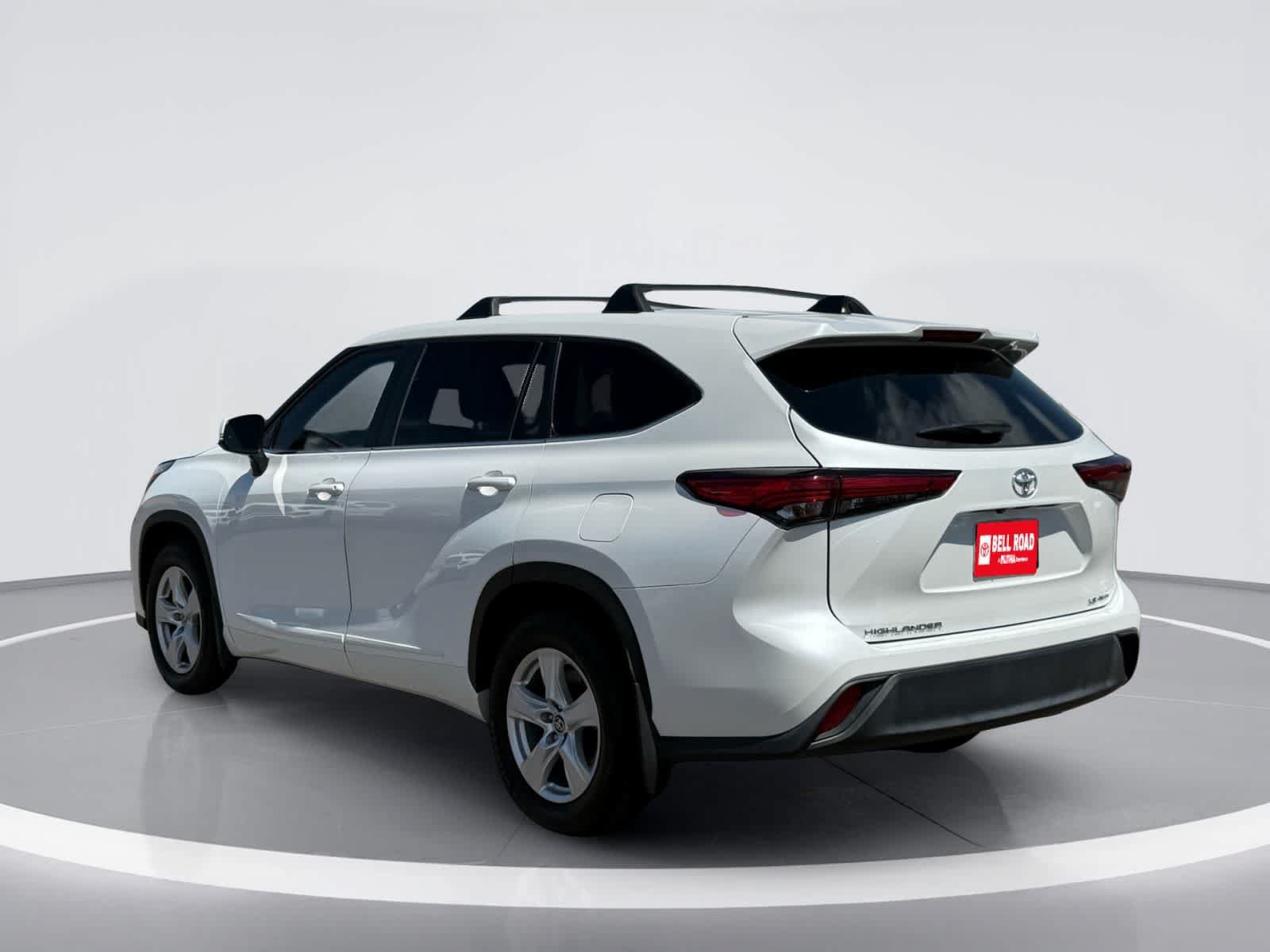 Used 2023 Toyota Highlander LE AWD/4WD image 4