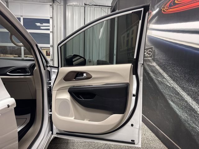 Used 2024 Chrysler Voyager LX image 27