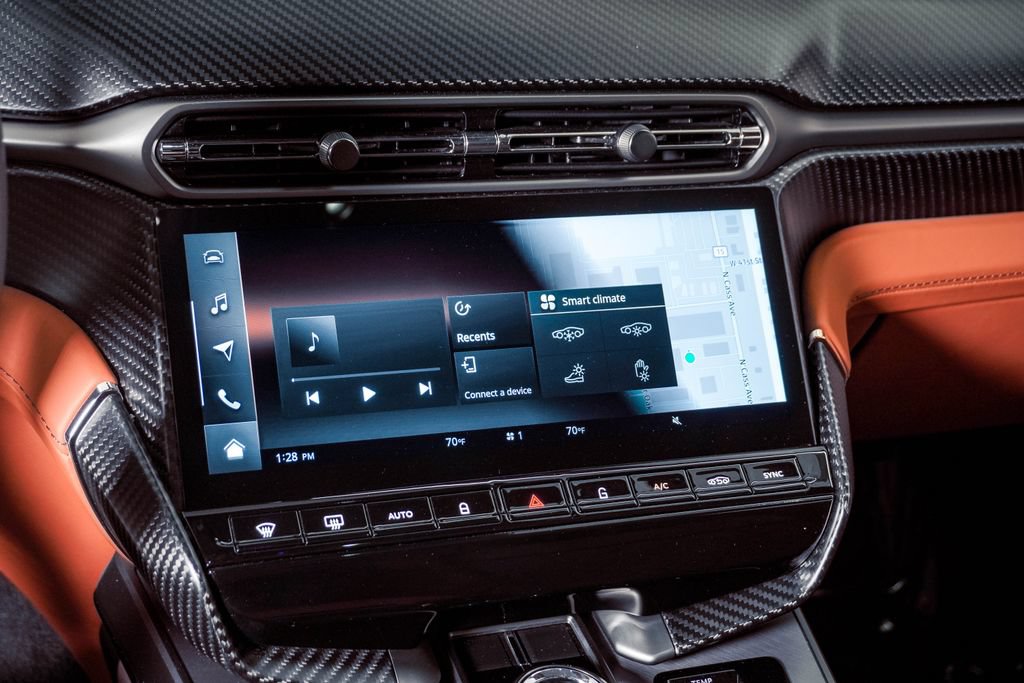 Used 2025 Aston Martin Vanquish RWD image 28
