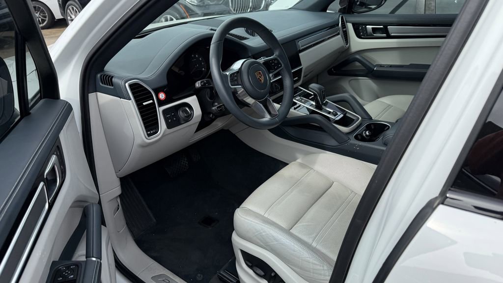 Used 2023 Porsche Cayenne Coupe image 3