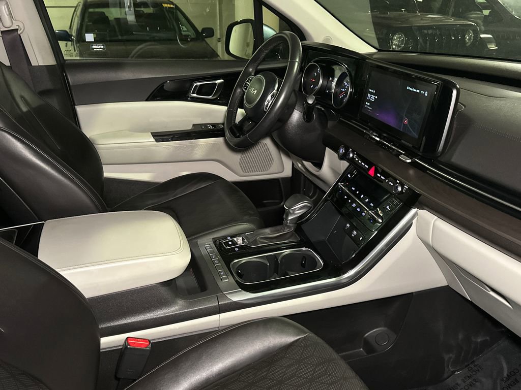 Used 2024 Kia Carnival EX FWD image 11