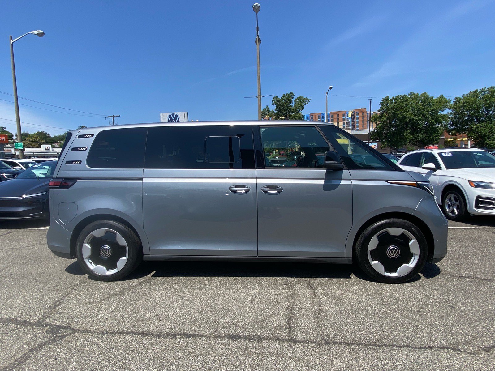 Certified 2025 Volkswagen ID. Buzz Pro S RWD image 2