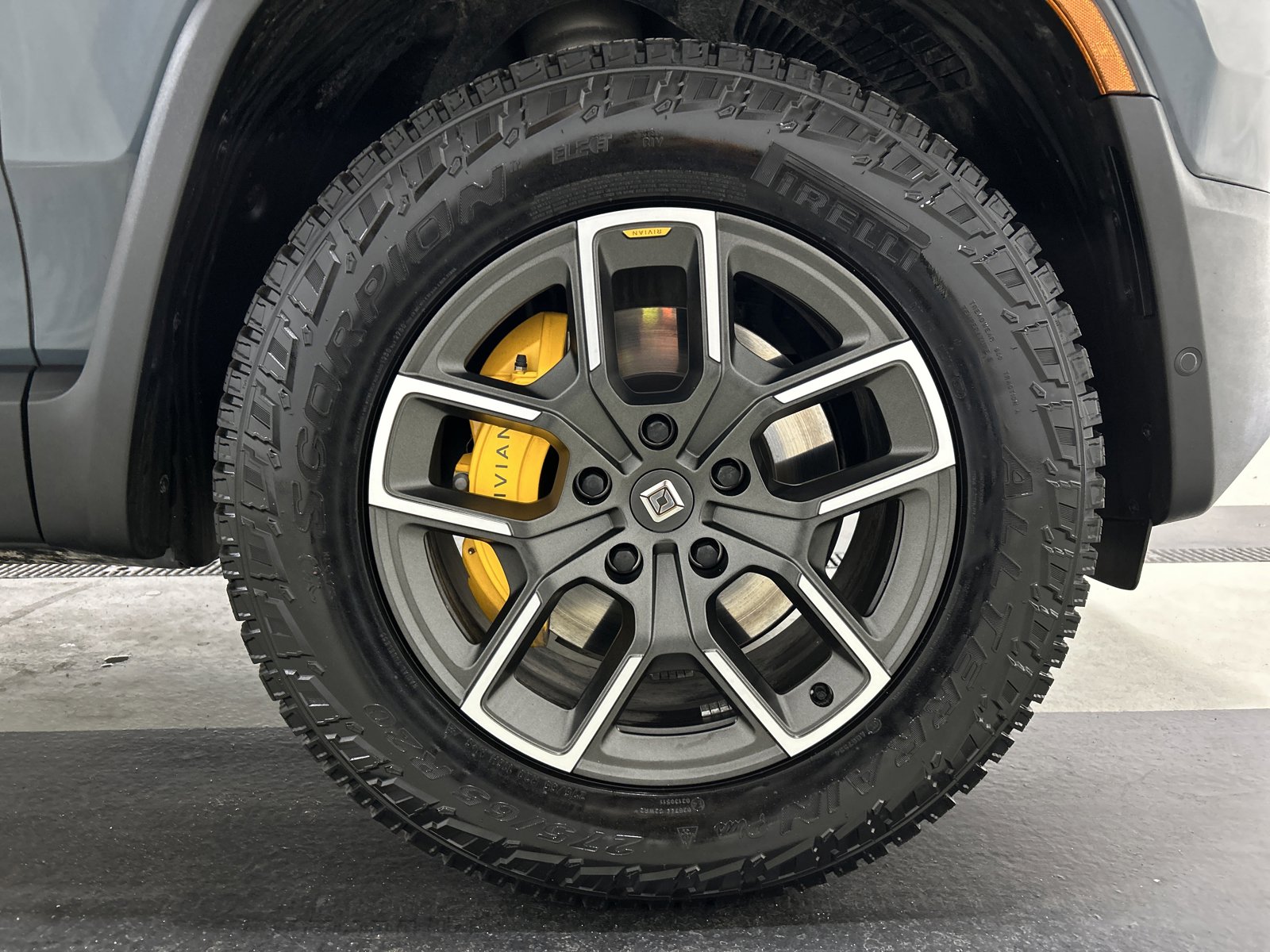 Used 2025 Rivian R1S Premium AWD/4WD image 12