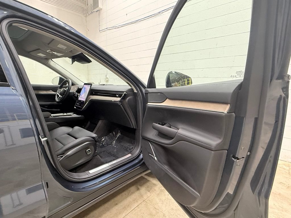 Used 2025 Volvo EX90 Ultra AWD/4WD image 40