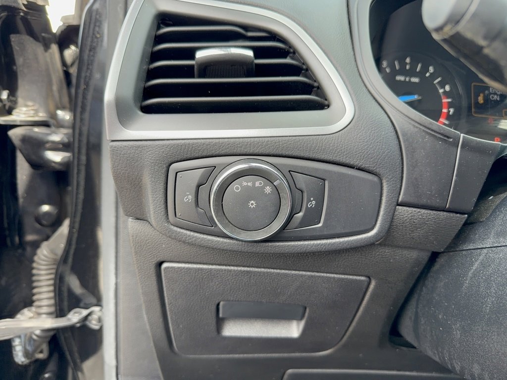 Used 2016 Ford Edge SE image 25