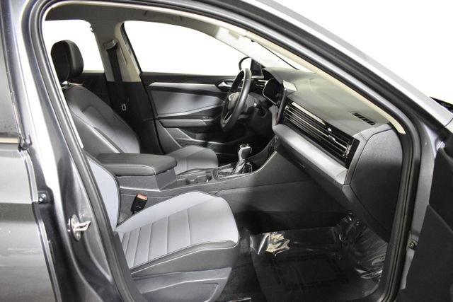 Used 2025 Volkswagen Jetta SE image 33