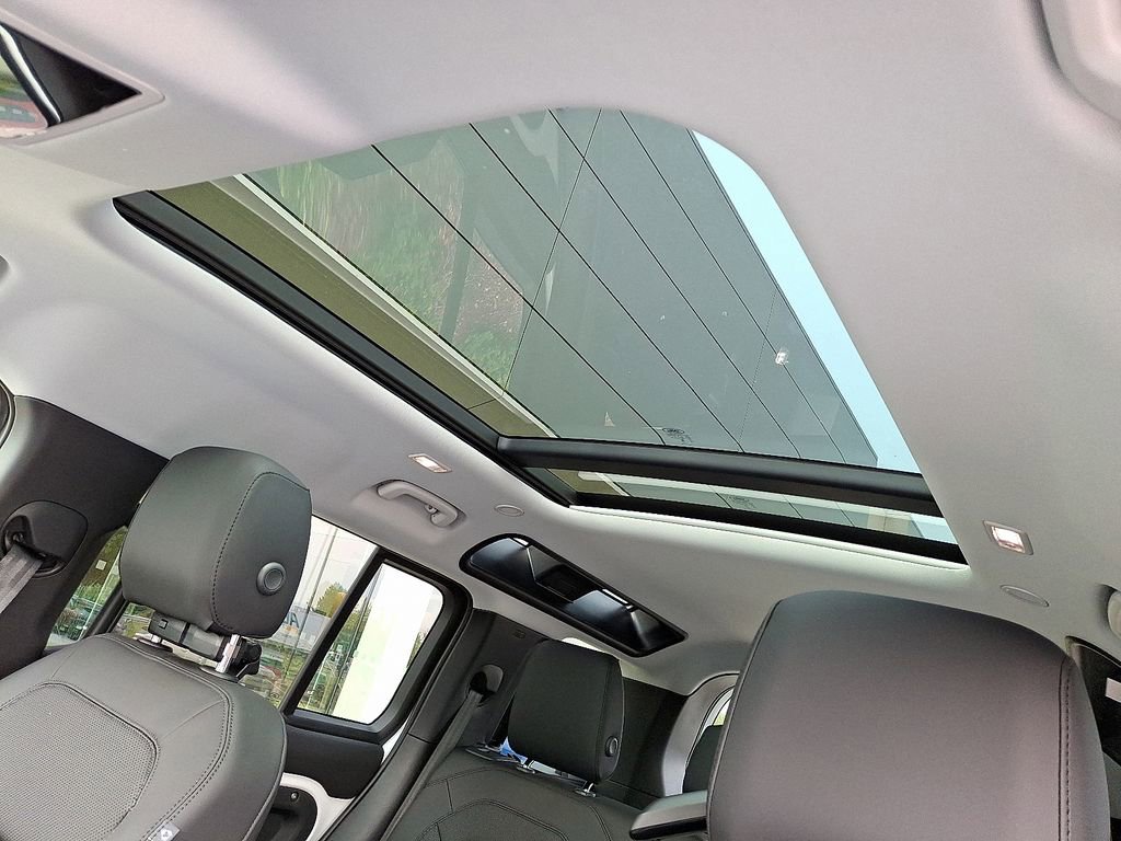 New 2025 Land Rover Defender 110 S image 12