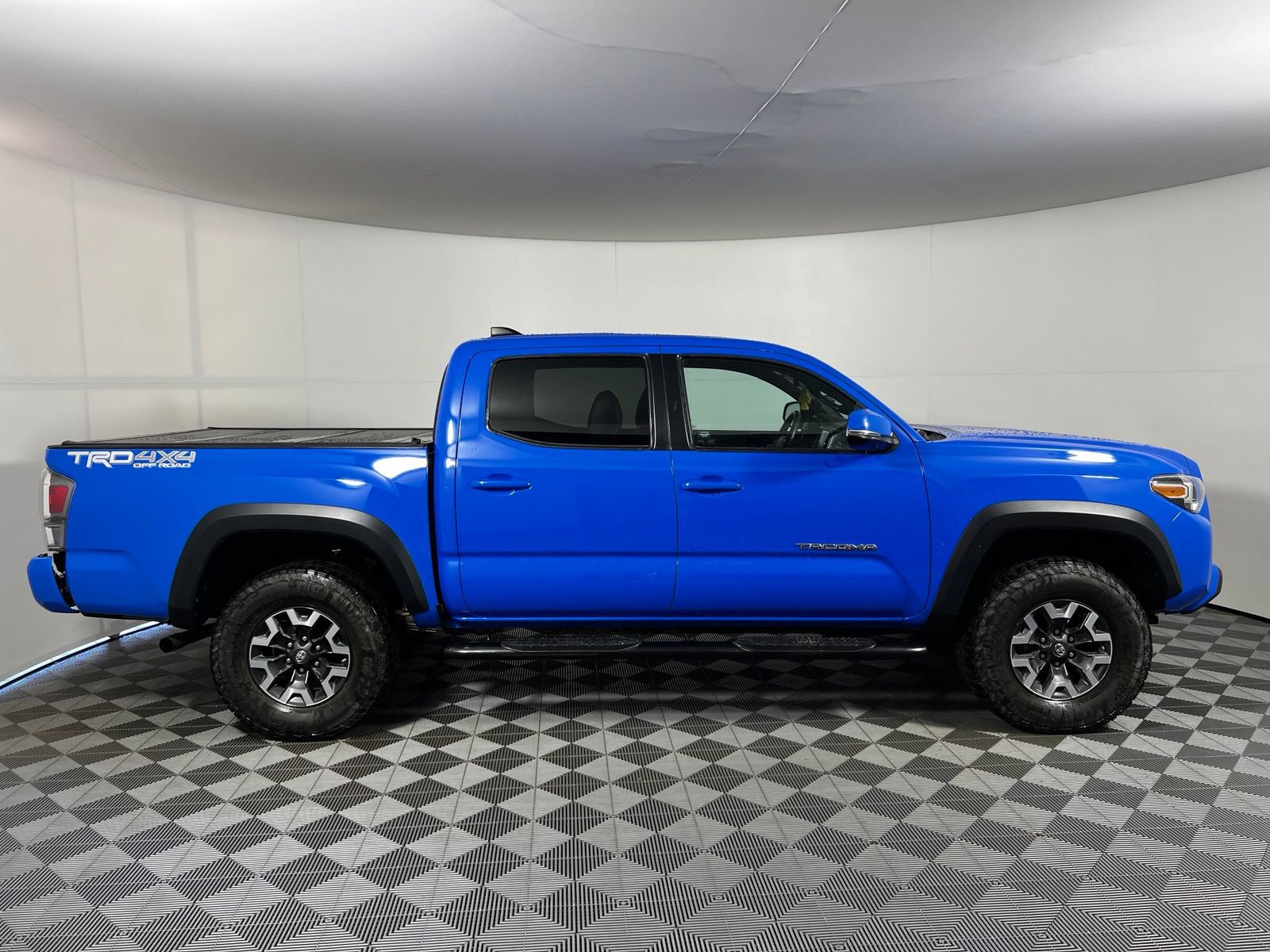 Used 2020 Toyota Tacoma TRD Off-Road w/ TRD Premium Off Road Package AWD/4WD image 4