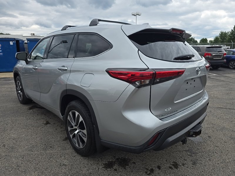 Used 2021 Toyota Highlander XLE AWD/4WD image 9