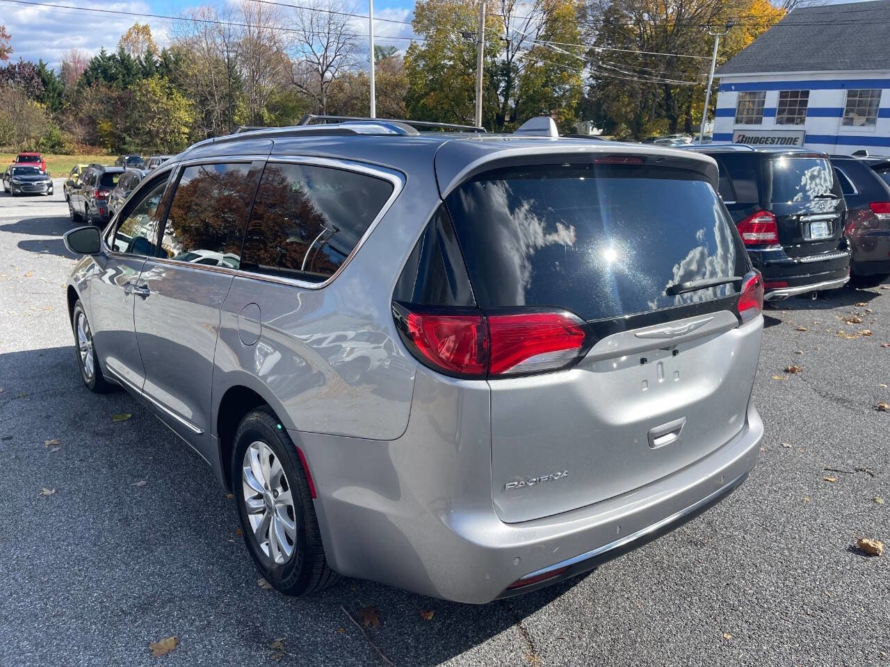Used 2018 Chrysler Pacifica Touring-L image 4