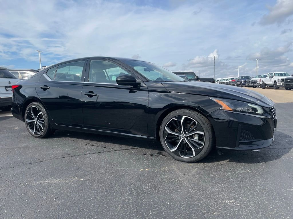 Used 2024 Nissan Altima 2.5 SR FWD image 2