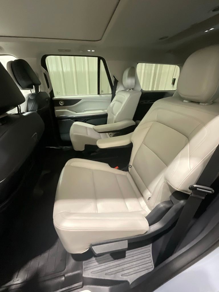 Used 2025 Lincoln Navigator Reserve image 11