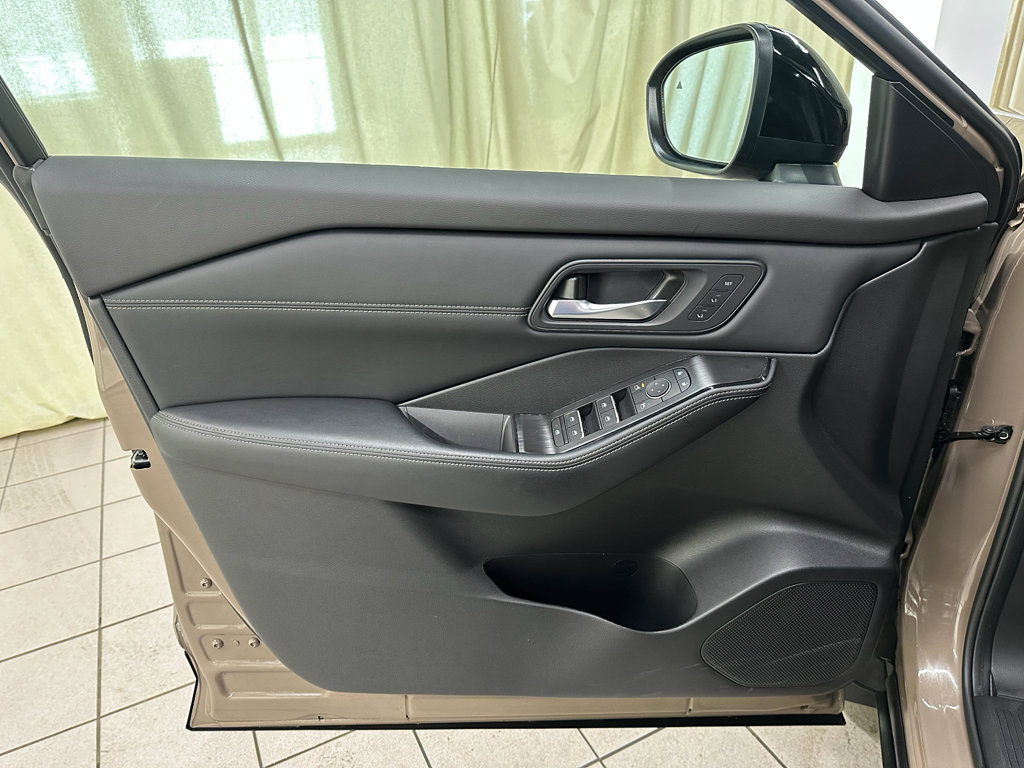 Used 2025 Nissan Rogue SL w/ Tech Package image 33