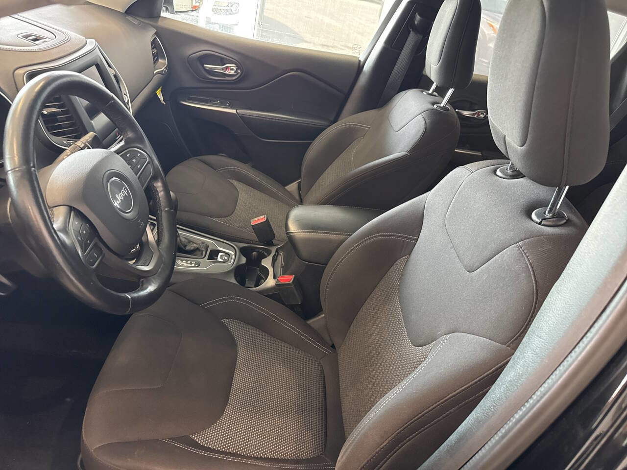 Used 2019 Jeep Cherokee Latitude w/ Cold Weather Group image 21