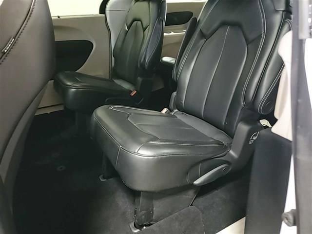 Used 2023 Chrysler Pacifica Touring-L image 4