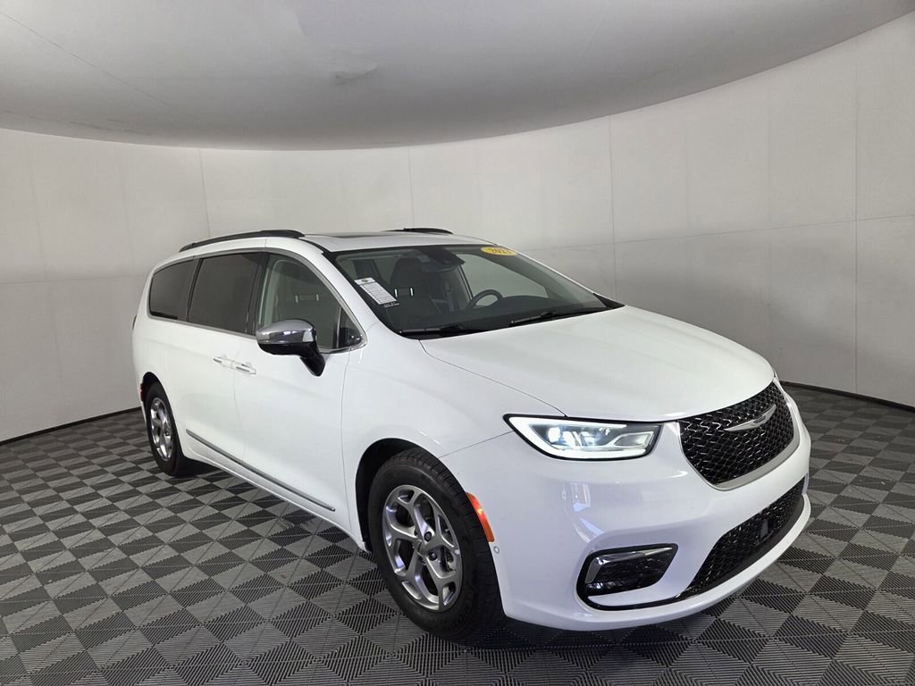Used 2023 Chrysler Pacifica Limited w/ Uconnect Theater Family Group image 2