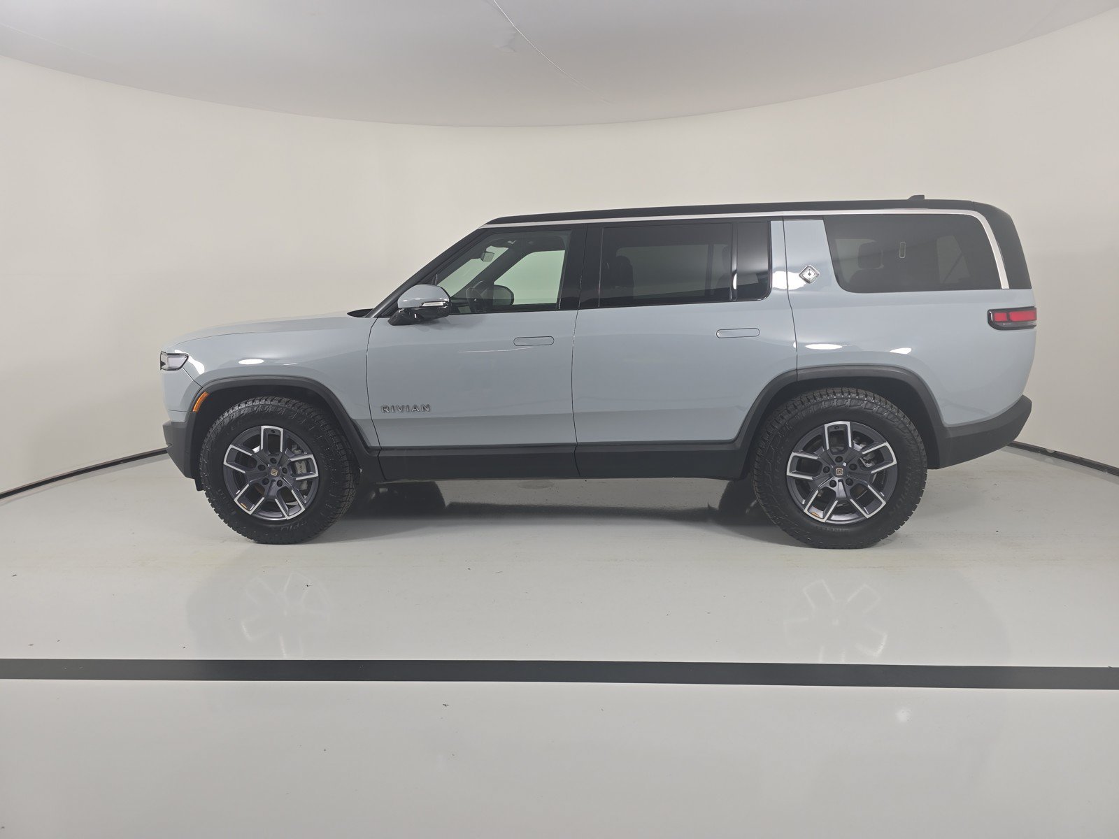 Used 2025 Rivian R1S Adventure AWD/4WD image 2