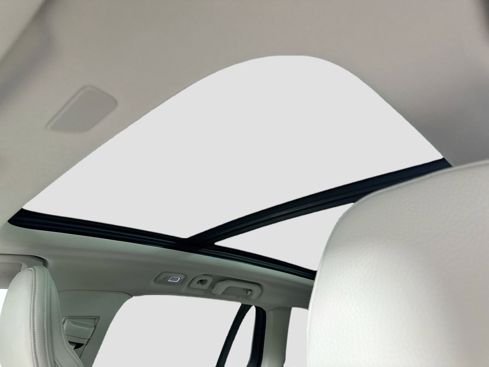 New 2026 Volvo V60 B5 Cross Country Plus w/ Protection Package Premier image 20