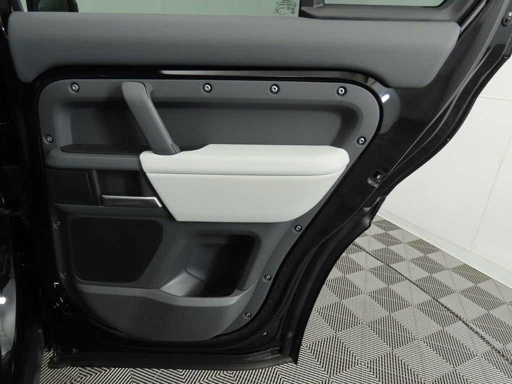 New 2026 Land Rover Defender 130 X-Dynamic SE image 27