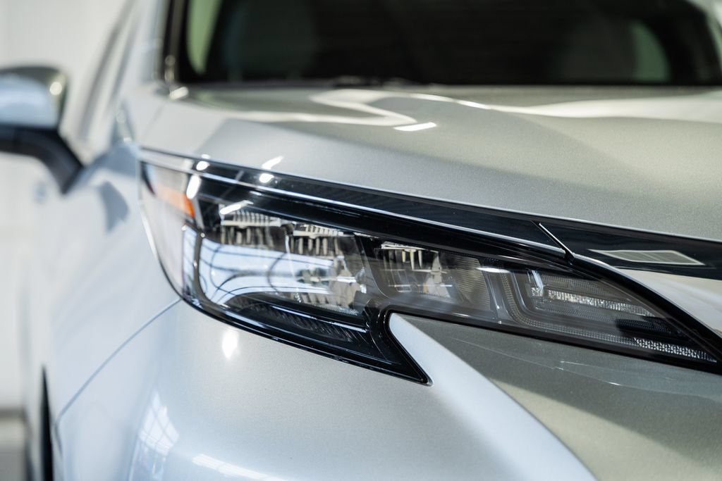 Used 2025 Toyota Sienna LE FWD image 11