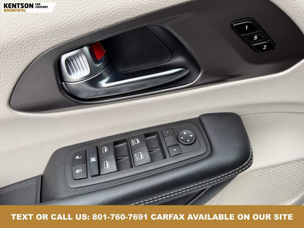 Used 2024 Chrysler Pacifica Touring-L image 21