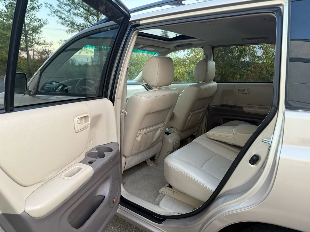 Used 2005 Toyota Highlander 4WD V6 w/ 3rd Row image 15