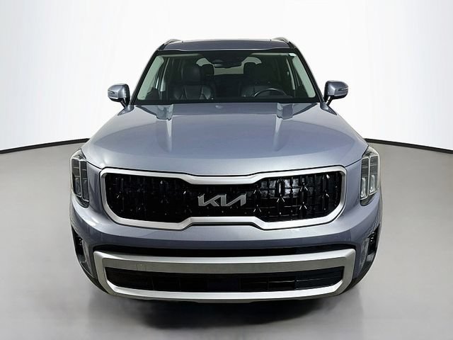 Used 2024 Kia Telluride EX w/ EX Captain's Chair Package AWD/4WD image 2