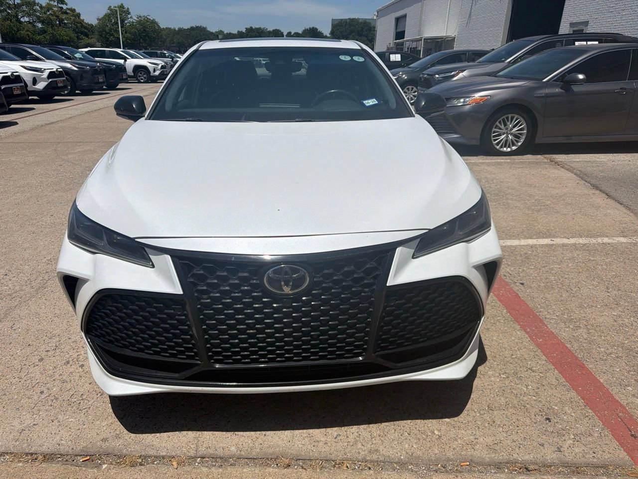 Used 2019 Toyota Avalon Touring FWD image 2