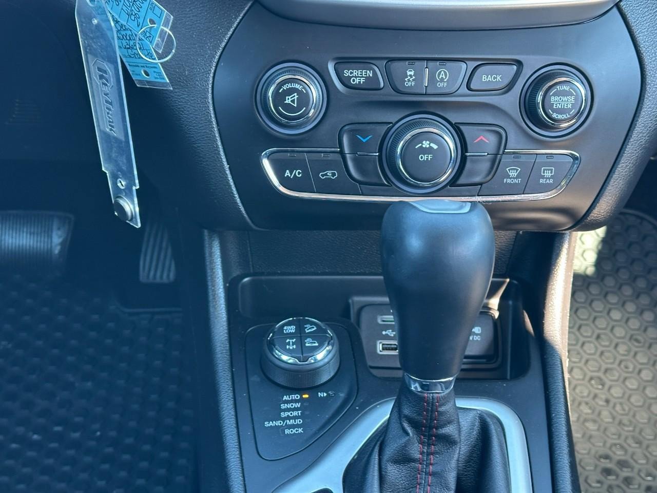 Used 2017 Jeep Cherokee Trailhawk w/ Cold Weather Group image 14