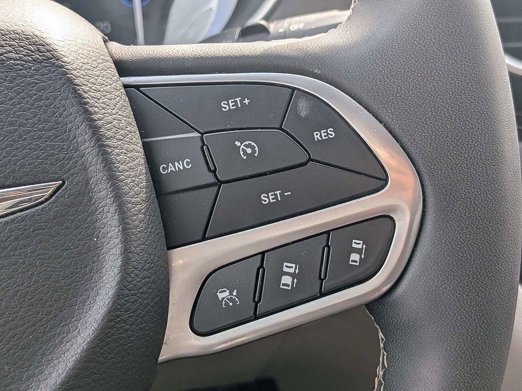 Used 2024 Chrysler Pacifica Touring-L FWD image 25