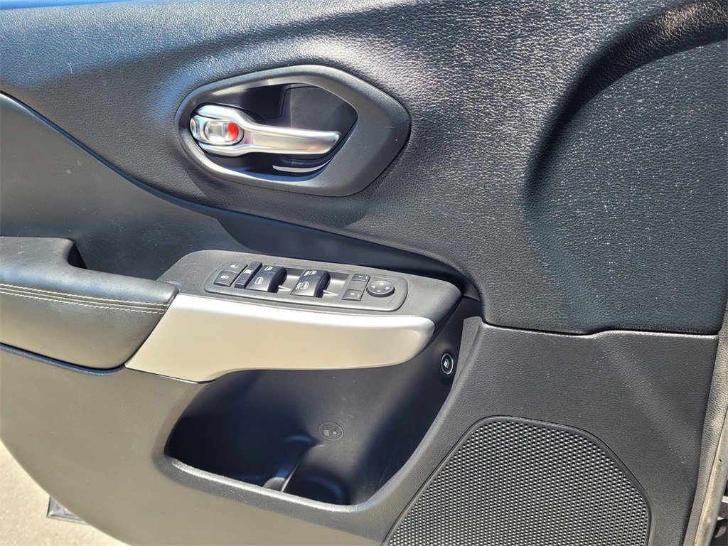 Used 2018 Jeep Cherokee Latitude Plus w/ Cold Weather Group image 14