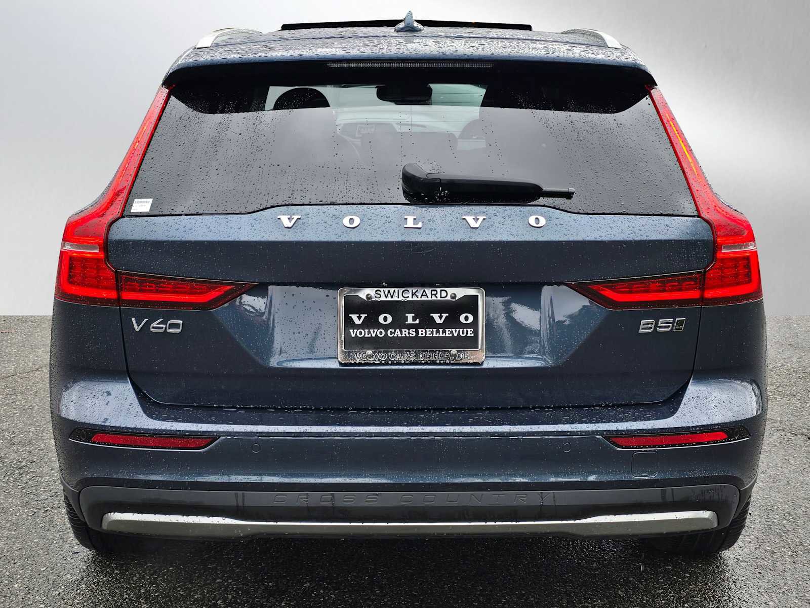 Certified 2025 Volvo V60 B5 Cross Country Plus image 4