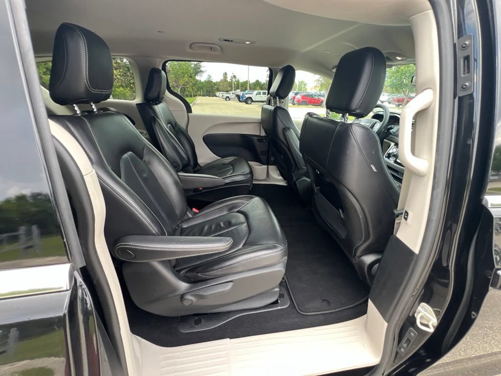 Used 2022 Chrysler Pacifica Touring-L FWD image 14