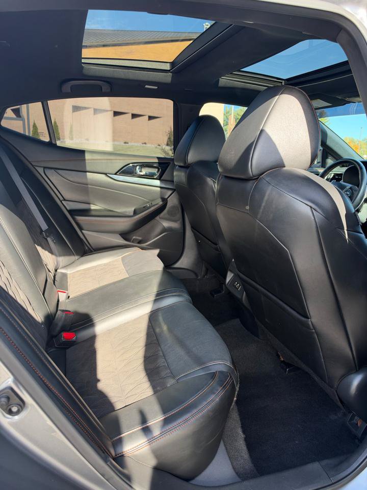 Used 2023 Nissan Maxima SR w/ Sport Mat Group FWD image 15
