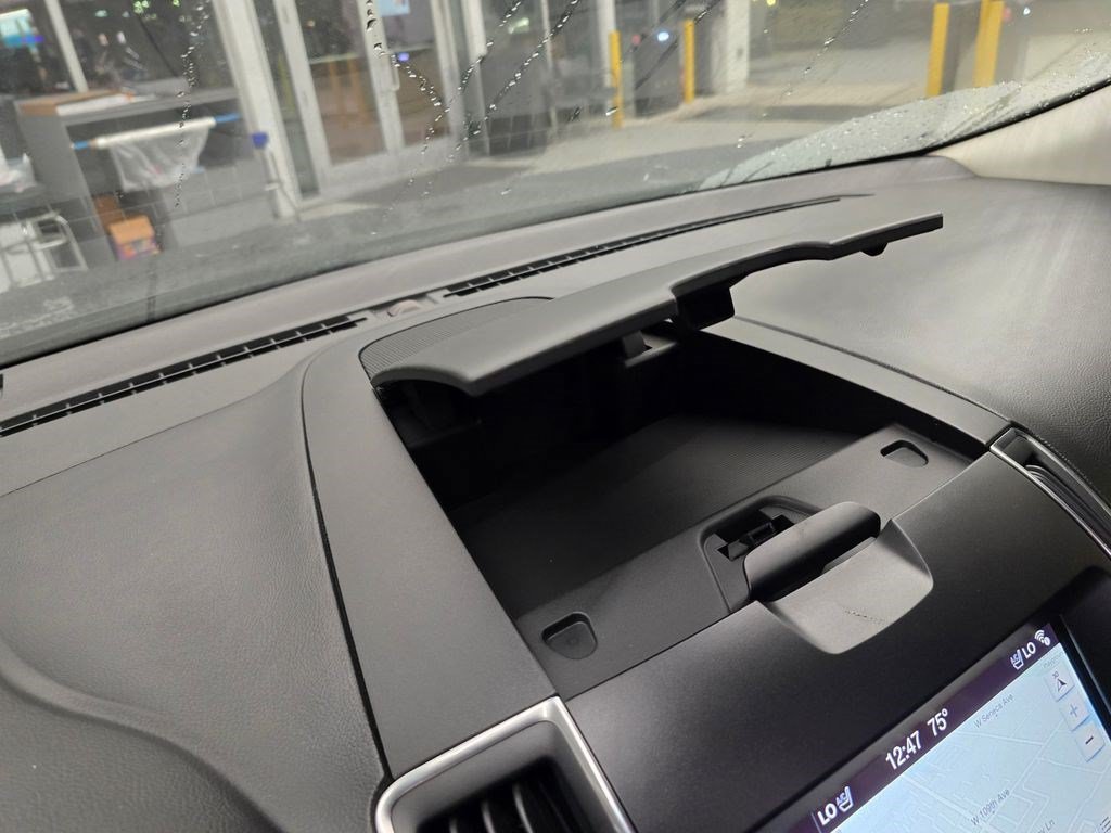 Used 2018 Ford Edge Titanium w/ Equipment Group 302A AWD/4WD image 25